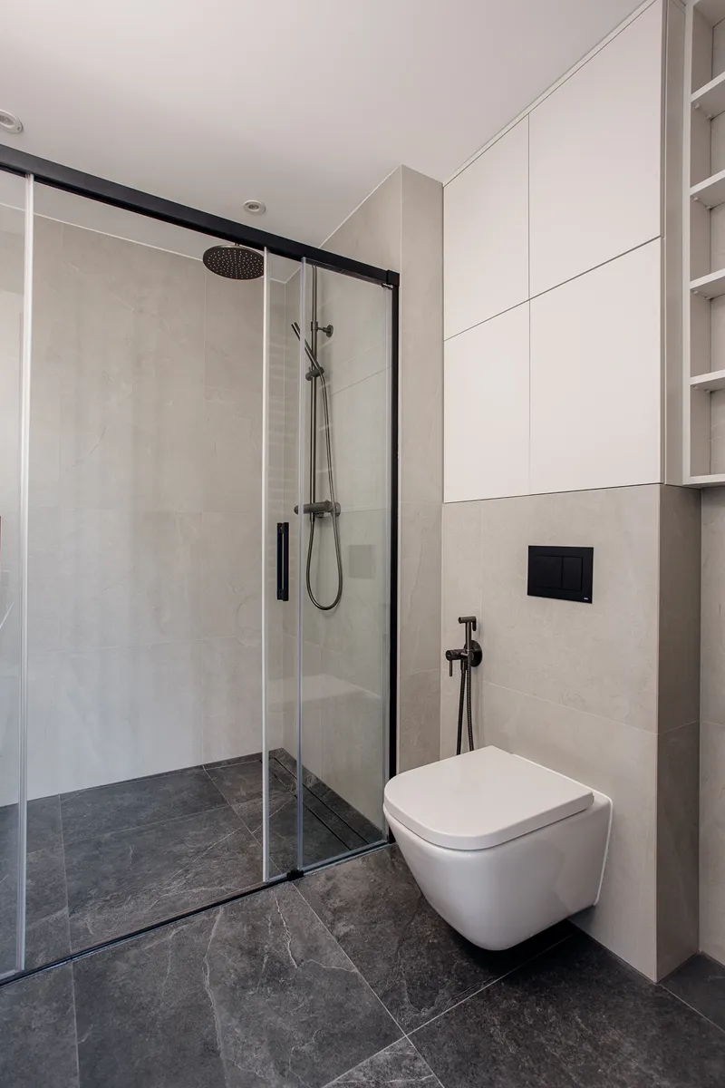 Łazienka z kamiennymi płytkami